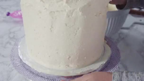 Глазурь Вокруг Трехслойного Ванильного Торта Глазурью Сливочного Крема — стоковое видео