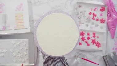 Adım adım. Yuvarlak funfetti pastasını pembe ve beyaz fondant kar taneleriyle süslüyorum..