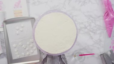 Adım adım. Yuvarlak funfetti pastasını pembe ve beyaz fondant kar taneleriyle süslüyorum..