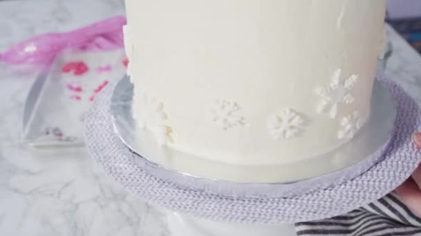 Stap Voor Stap Decoratie Van Ronde Funfetti Cake Met Roze — Stockvideo