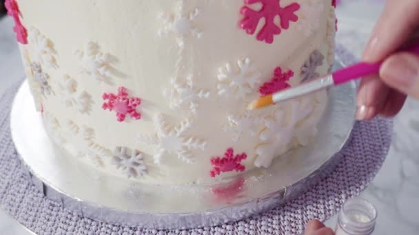 Крок Кроком Декорування Круглого Веселого Торта Рожевими Білими Помадковими Сніжинками — стокове відео