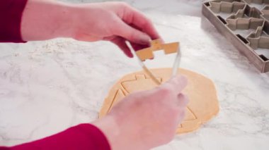 Mermer arka planda büyük bir Noel kurabiyesi kesicisi.