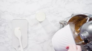 İtalyan tereyağı ve serpintili balkabağı baharatlı kekler yapıp, karışımı karıştırıyorum.  