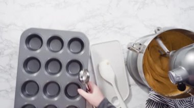 İtalyan tereyağlı ve şekerli balkabağı baharatlı kekler yapıyorum. 