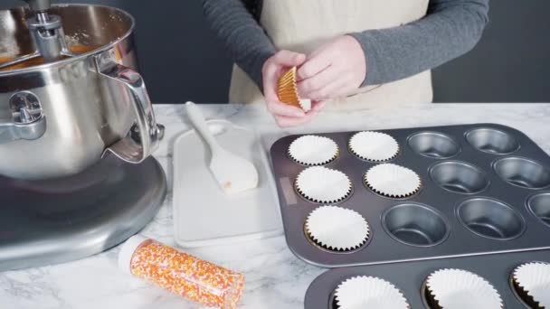 이탈리아식 버터크림 스프링 클링을 곁들인 향신료 케이크를 만드는 — 비디오