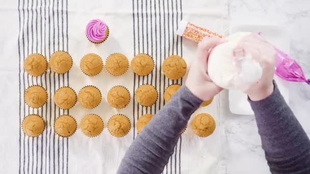 Hacer Cupcakes Especias Calabaza Con Crema Mantequilla Italiana Espolvorear — Vídeos de Stock