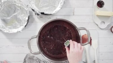 Adım adım. Basit çikolatalı şekerlemeler yapmak için yemek kabındaki malzemeleri karıştırıyorum..