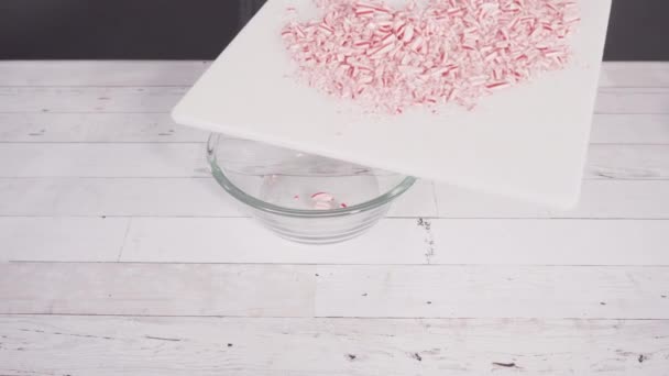 Kavanozda Beyaz Çikolata Parçacıkları Var Çubuk Şekerleme Yapıyorlar — Stok video