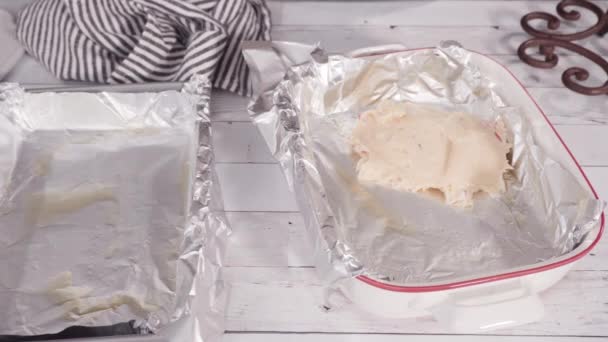 Λευκό Τσιπ Σοκολάτας Στην Κατσαρόλα Μαγειρέματος Καθιστώντας Ζαχαροκάλαμο Καραμέλα Λευκή — Αρχείο Βίντεο
