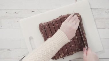 Beyaz bir kesme tahtasıyla ev yapımı şekerleme kesiyorum..