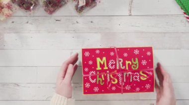 Hediyeler için ev yapımı zencefilli ekmek ve şeker Noel kurabiyeleri paketliyorum..