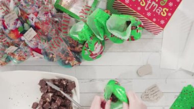 Hediyeler için ev yapımı zencefilli ekmek ve şeker Noel kurabiyeleri paketliyorum..