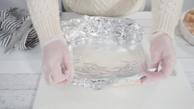 Hediyeler için ev yapımı zencefilli ekmek ve şeker Noel kurabiyeleri paketliyorum..