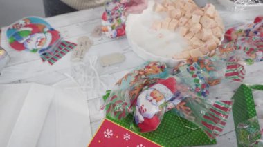 Hediyeler için ev yapımı zencefilli ekmek ve şeker Noel kurabiyeleri paketliyorum..