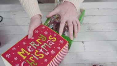 Hediyeler için ev yapımı zencefilli ekmek ve şeker Noel kurabiyeleri paketliyorum..