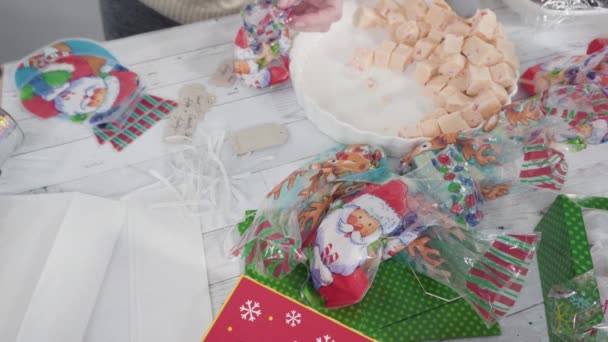 自家製ジンジャーブレッドと砂糖のクリスマスクッキーをプレゼントするためにラップ — ストック動画
