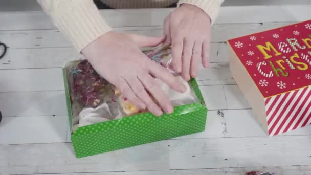 自家製ジンジャーブレッドと砂糖のクリスマスクッキーをプレゼントするためにラップ — ストック動画