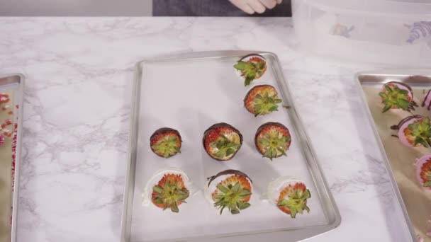 차근차근 초콜릿 거품을 초콜릿 슬리퍼에 딸기를 담근다 — 비디오
