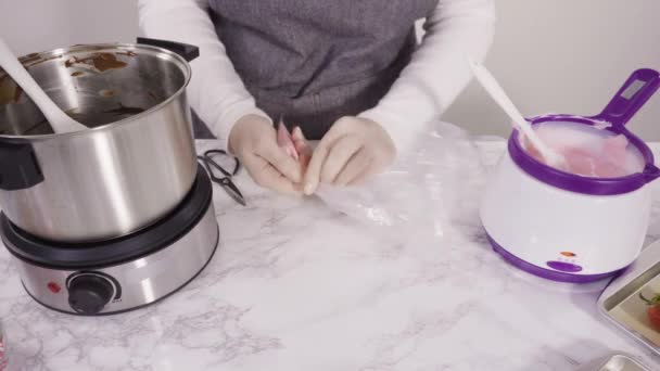 Schritt Für Schritt Schmelzende Schokoladenchips Schmelztöpfen — Stockvideo