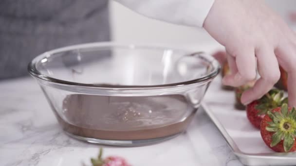 Step Step Garnishing Chocolate Dipped Strawberries Drizzled Chocolate — Stock Video