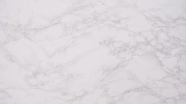 Çikolata kaplı çilek hazırlamak için çikolata parçalarını eritmek..