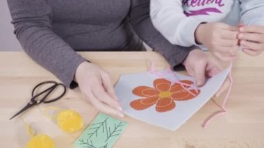 Küçük kız dikiş setiyle dikiş dikmeyi öğreniyor..