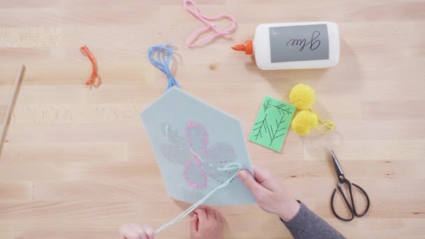 小さな女の子は子供のための縫製工芸キットで縫う方法を学ぶ — ストック動画
