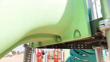 Sıcak bir yaz gününde, banliyöde modern çocukların oyun bahçesinde oynayan küçük bir kız..