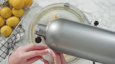 Böğürtlenli ve limonlu kek yapıyorum..