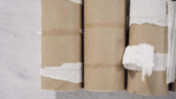Leere Weiße Toilettenpapierrollen Auf Grauem Hintergrund — Stockvideo