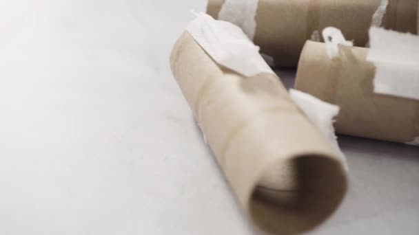 Rollos Papel Higiénico Blanco Vacío Sobre Fondo Gris — Vídeos de Stock