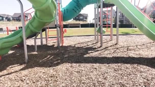 夏の暑い日に近代的な子供たちの遊び場で遊んでいる女の子 — ストック動画