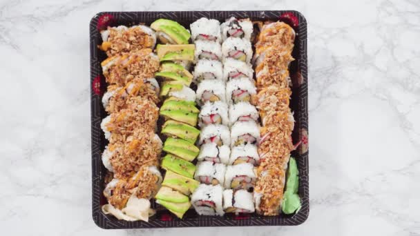 Pré Embalado Variedade Rolos Sushi Sushi Uma Bandeja Plástico — Vídeo de Stock