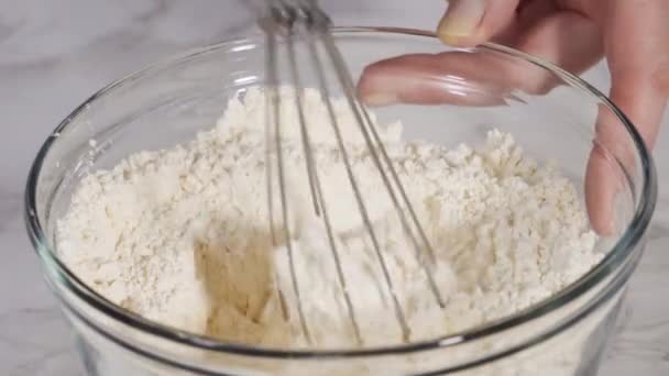 Hacer Pastel Arándanos Limón Con Arándanos Azúcar Cuñas Limón Puesto — Vídeo de stock