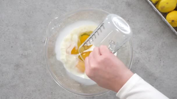 Zitronen Preiselbeerkuchen Mit Zucker Preiselbeeren Und Zitronenkeilen Auf Einem Kuchenstand — Stockvideo
