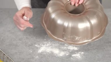 Böğürtlenli ve limonlu kek yapıyorum..