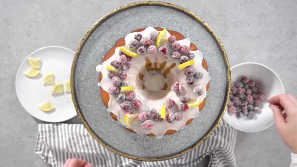 Plat Gelegd Citroen Cranberry Bundt Cake Versierd Met Suiker Cranberries — Stockvideo