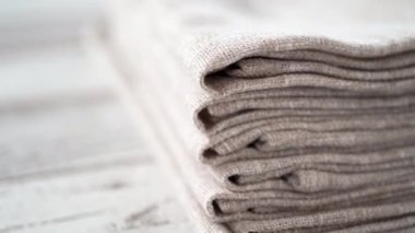 Yeni keten peçete üstünde belgili tanımlık mutfak sayaç yığını.