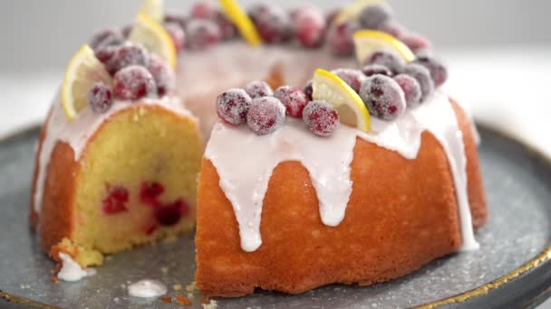 柠檬覆盆子蛋糕 蛋糕架上装饰有糖覆盆子和柠檬楔子 — 图库视频影像