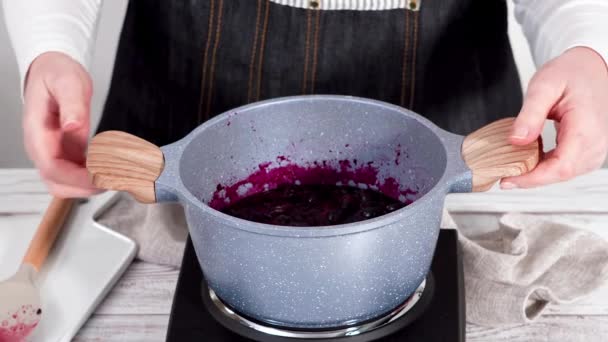 Zubereitung Von Französischem Toast Garniert Mit Beerenkompott Und Puderzucker — Stockvideo