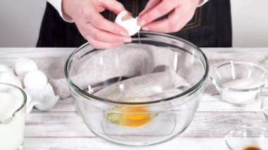 Karışık böğürtlen ve pudra şekerli Fransız tostu yapıyorum..