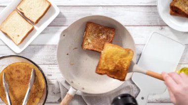 Karışık böğürtlen ve pudra şekerli Fransız tostu yapıyorum..