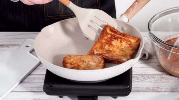 Faire Pain Perdu Garni Compote Baies Sucre Poudre — Video