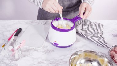 Adım adım. Çikolatalı şekerleri eritmek elektrikli bir şeker tenceresinde erir..