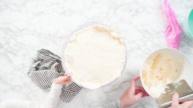 Düz yatıyordu. Adım adım. Beyaz İtalyan kremalı, yuvarlak funfetti keki..