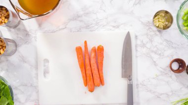 Vejetaryen fasulye çorbası pişirmek için sebzeleri doğramak..