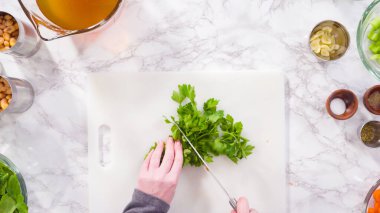 Vejetaryen fasulye çorbası pişirmek için sebzeleri doğramak..