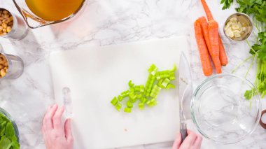 Vejetaryen fasulye çorbası pişirmek için sebzeleri doğramak..