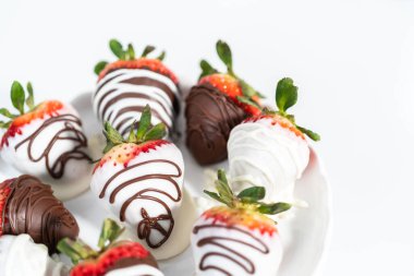 Beyaz ve siyah çikolata soslu çilek tezgahında..