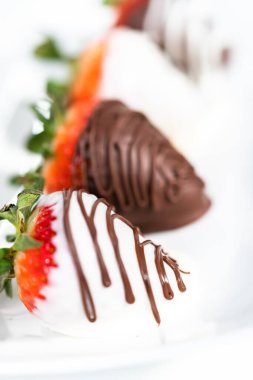 Beyaz ve siyah çikolata soslu çilek tezgahında..